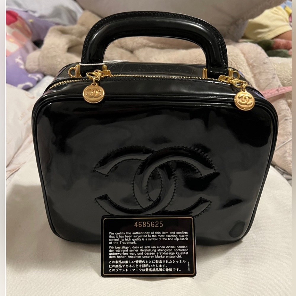 CHANEL Vintage 
PATENT LEATHER SATCHEL